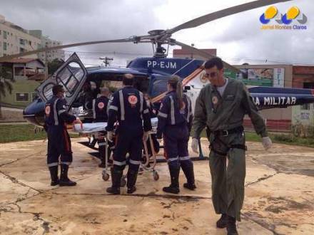 Os dois motoristas foram socorridos e levados de helicóptero até a praça do Jatobás em Montes Claros