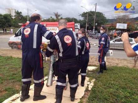 Os dois motoristas foram socorridos e levados de helicóptero até a praça do Jatobás em Montes Claros