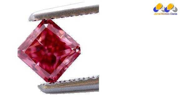 Diamante vermelho tem brilho único