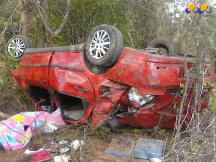 Motorista de um veículo com placas de Itaquaquecetuba (SP) morreu no local (Foto: Sargento Claudionor/6º Batalhão de Bombeiros)