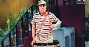 Bolaños ficou conhecido por interpretar Chaves, o menino do barril.