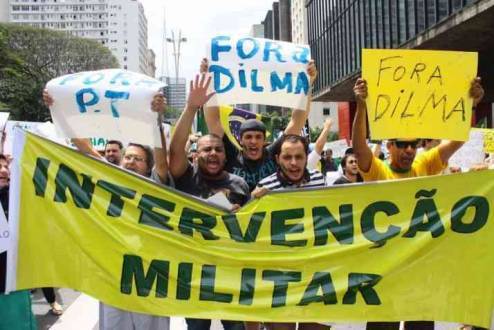 Protesto contra a presidente eleita Dilma Rousseff em São Paulo pede intervenção militar