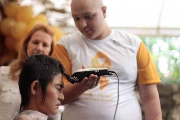 A oncopediatra Eliana Cavacami rapou a cabeça como incentivo à campanha