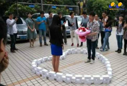 Chinês compra 99 iPhones 6 para pedir namorada em casamento e ela nega