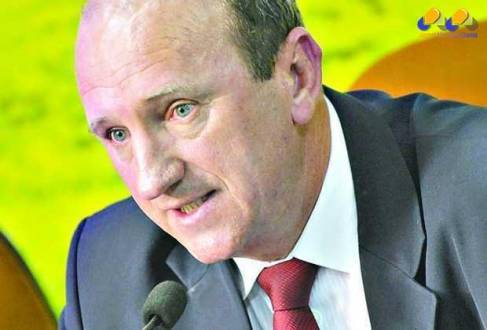 Os irmãos do ministro da Agricultura, Neri Geller, se entregaram à Polícia Federal, em Cuiabá na noite desta quinta-feira (27).
