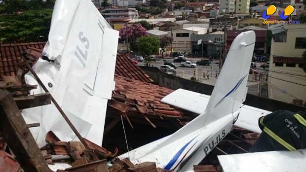 MG - Avião cai sobre casa