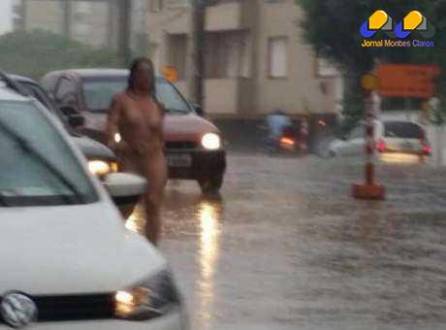 No final de quinta-feira, uma mulher vista caminhando nua pela Terceira Perimetral, movimentada via de Porto Alegre. 
