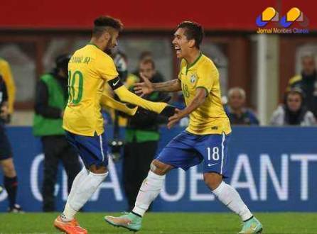Roberto Firmino recebe o carinho do craque Neymar após marcar um golaço e garantir a vitória do Brasil