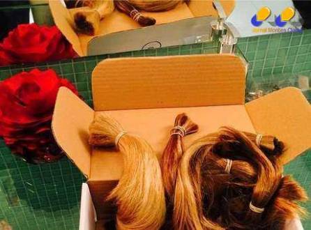O hair stylist Tiago Parente recolhe as doações de clientes em seu salão e envia para a ONG Cabelegria