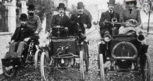 Louis Renault, ao centro, segura o volante do Voiturette, carro que ele criou e que deu origem a uma das maiores montadoras do mundo