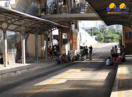 Evento Corrida Pelada em Porto Alegre (RS), que havia 3,2 mil pessoas confirmadas pelas redes sociais foi um fracasso e apenas 15 pessoas compareceram no viaduto do cruzamento da Avenida Carlos Gomes com a Protásio, neste domingo (09)