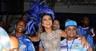 Com vestido transparente, Sabrina Sato samba e exibe corpão