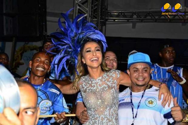 Com vestido transparente, Sabrina Sato samba e exibe corpão