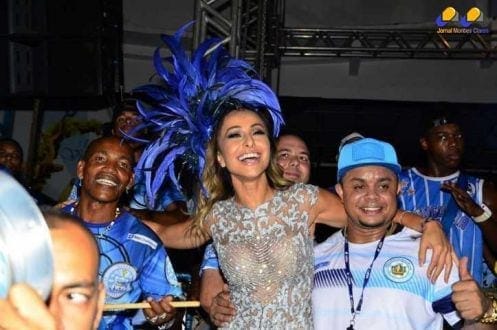 Com vestido transparente, Sabrina Sato samba e exibe corpão