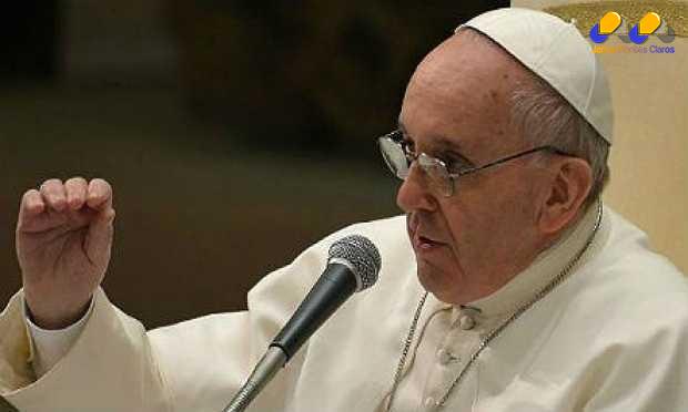 O pontífice pronunciou a mensagem "urbi et orbi" (à cidade e ao mundo) na Basílica de São Pedro, diante de uma multidão de fiéis