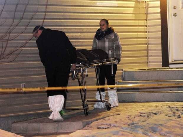 Corpo é retirado de uma das três cenas do crime; oito pessoas foram encontradas mortas. (Foto: Reuters/Dan Riedlhuber )
