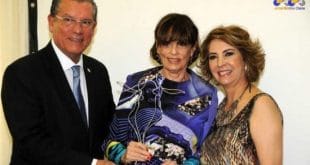 Nazareth Teixeira da Costa, presidente da Jornada Solidária Estado de Minas, entre o presidente da ACMinas, Roberto Fagundes, e Yêda Fernal, também da ACMinas, foi escolhida 'Mulher Notável Hors Concours'