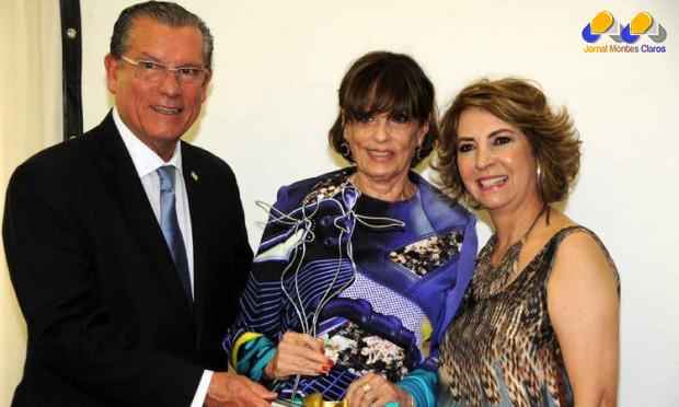 Nazareth Teixeira da Costa, presidente da Jornada Solidária Estado de Minas, entre o presidente da ACMinas, Roberto Fagundes, e Yêda Fernal, também da ACMinas, foi escolhida 'Mulher Notável Hors Concours'