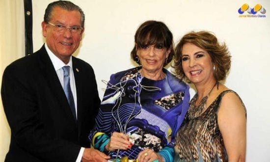 Nazareth Teixeira da Costa, presidente da Jornada Solidária Estado de Minas, entre o presidente da ACMinas, Roberto Fagundes, e Yêda Fernal, também da ACMinas, foi escolhida 'Mulher Notável Hors Concours'