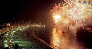 Fogos de artifício durante a virada de ano, na praia de Copacabana