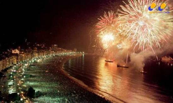 Fogos de artifício durante a virada de ano, na praia de Copacabana