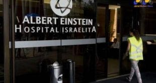 De acordo com os médicos, Pelé se alimenta bem e passeia pelo quarto do hospital de São Paulo, onde está internado