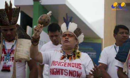 Índios rejeitam uma proposta de emenda constitucional, a PEC 215, que transfere do Executivo ao Legislativo a competência para demarcar terras indígenas.