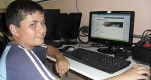 Rodrigo José de Paiva utiliza os computadores da escola para estudar