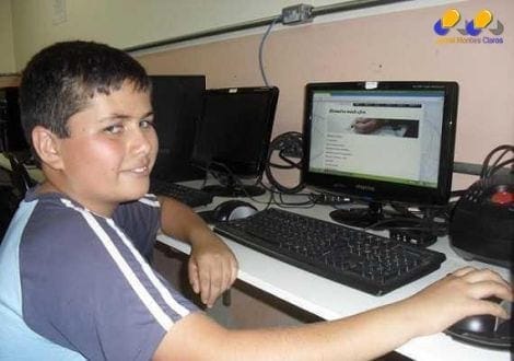 Rodrigo José de Paiva utiliza os computadores da escola para estudar