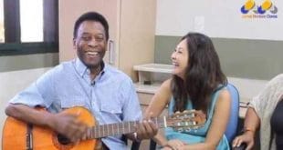 Pelé tocou violão ao lado da namorada Márcia Aoki no Hospital Albert Einstein, em São Paulo (Reprodução/Facebook)