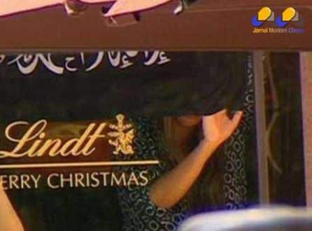 Imagem de TV mostrou pessoas dentro do café e uma bandeira preta com frases islâmicas