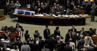 Em sessão que durou mais de 18 horas, o Congresso Nacional aprovou no fim da madrugada desta quinta-feira (4) o projeto de lei que altera a Lei de Diretrizes Orçamentárias (LDO) de 2014, permitindo a revisão da meta de resultado fiscal deste ano. Apesar da longa obstrução dos oposicionistas, o governo conseguiu manter o quórum e aprovar o projeto por votação nominal. Foram 240 votos a favor, na Câmara, e 39 no Senado. Após a aprovação do texto principal, os parlamentares rejeitaram, por votação simbólica, três destaques que propunham mudanças no projeto. O último destaque, por falta de quórum, não foi votado. Em função disso, o presidente Renan Calheiros (PMDB-AL) marcou nova sessão para terça-feira (9) da próxima semana, às 12h, a fim de apreciar e votar o último destaque. Em seguida, às 5h, Renan encerrou a sessão. Na prática, a matéria aprovada permite ao Executivo descontar da meta fiscal os investimentos no Programa de Aceleração do Crescimento (PAC) e as perdas de receita geradas por incentivos fiscais concedidos no último ano. A oposição considera que a revisão da meta fiscal compromete a credibilidade da economia brasileira com investidores internacionais e entende como uma manobra para evitar que a presidenta Dilma Rousseff responda por descumprir a Lei de Responsabilidade Fiscal. Os governistas, no entanto, alegam que o projeto visa a evitar que o governo tenha que fazer cortes radicais em todas as áreas e programas para alcançar a poupança prevista inicialmente. Antes de apreciar o projeto que revê a meta de resultado fiscal, o Congresso aprovou o Projeto de Lei (PLN) 31/14, que abre crédito especial no valor de R$ 248 milhões para o pagamento de dívida do Instituto Aerus de Seguridade Social. O Aerus reúne aposentados e pensionistas das extintas empresas aéreas Varig, Transbrasil e Cruzeiro. Os recursos são para o cumprimento de execução provisória de ação movida contra a União pelo Sindicato Nacional dos Aeronautas e pela Associação dos Funcionários Aposentados e Pensionistas da Transbrasil. O projeto segue agora para sanção presidencial. Os parlamentares também limparam a pauta em relação aos vetos presidenciais que ainda estavam pendentes de apreciação. Com isso, será possível analisar em breve o projeto da LDO e o Orçamento Geral da União para 2015. Ambos, contudo, ainda precisam ser aprovados na Comissão Mista de Orçamento.