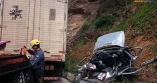 Montes Claros - Caminhão tomba sobre carro na BR-365 e recém-nascido não é atingido