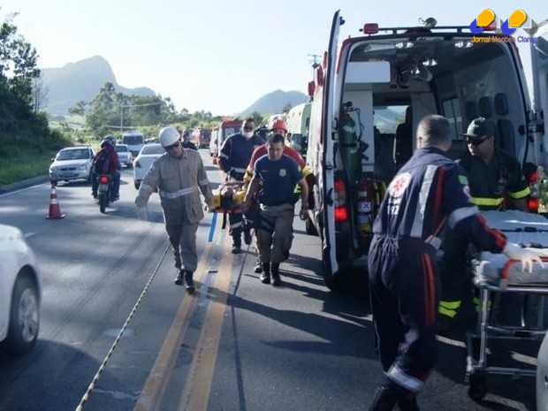 Ônibus com 31 passageiros e um motorista,  capotou e caiu em  ribanceira  (Foto: Reprodução/TV Gazeta)