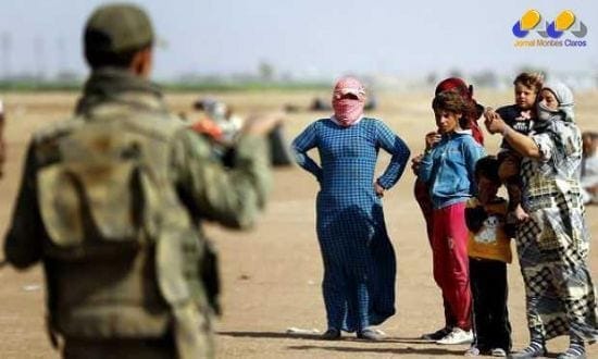 Sírios aguardam na fronteira com a Turquia para fugir dos ataques do Estado Islâmico