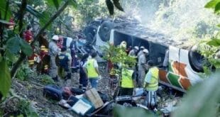 Ônibus com 31 passageiros e um motorista, capotou e caiu em ribanceira (Foto: Reprodução/TV Gazeta)