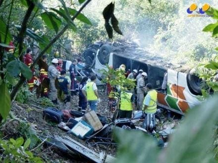 Ônibus com 31 passageiros e um motorista, capotou e caiu em ribanceira (Foto: Reprodução/TV Gazeta)