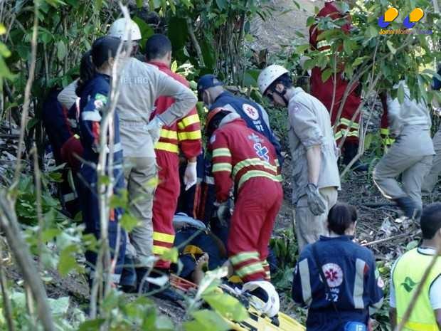 Ônibus com 31 passageiros e um motorista,  capotou e caiu em  ribanceira  (Foto: Reprodução/TV Gazeta)