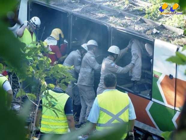 Ônibus com 31 passageiros e um motorista,  capotou e caiu em  ribanceira  (Foto: Reprodução/TV Gazeta)