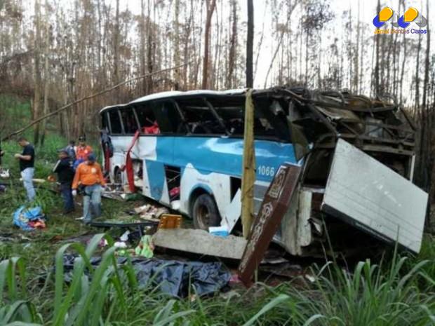 MG - Ônibus cai em ribanceira e deixa 5 mortos e 24 feridos