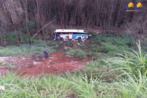 MG - Ônibus cai em ribanceira e deixa 5 mortos e 24 feridos