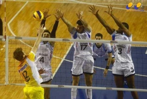 Time minastenista vence bem os dois primeiros sets, perde os dois seguintes, e precisa do tie-break para bater o oponente