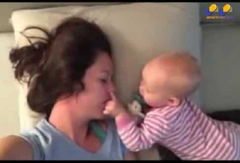 Sem desistir de acordar a mãe, a pequena Esther puxa seus cabelos, enfia o dedo em seu nariz, beija o seu rosto e por aí vai; vídeo já tem mais 2,3 milhões de acessos