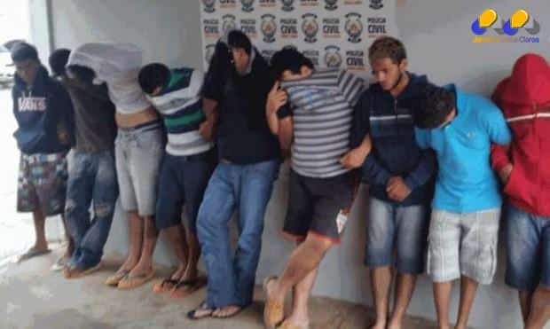 Ao todo, foram expedidos pela Justiça 15 mandados de prisão e 20 de busca e apreensão. Entre os objetos apreendidos estão armas, drogas e objetos roubados, provavelmente, das vítimas ao assalto ao ônibus em Buritizeiro.