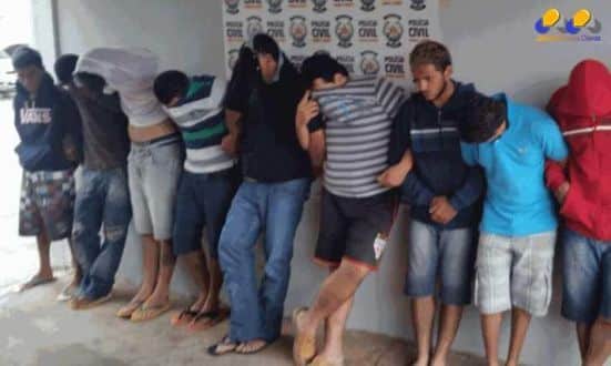 Ao todo, foram expedidos pela Justiça 15 mandados de prisão e 20 de busca e apreensão. Entre os objetos apreendidos estão armas, drogas e objetos roubados, provavelmente, das vítimas ao assalto ao ônibus em Buritizeiro.