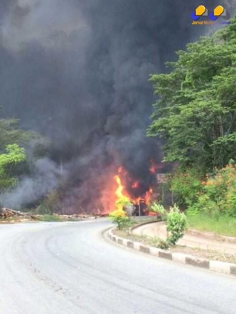 MG - Caminhão-tanque capota e explode deixando três mortos