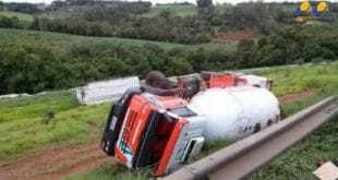 Caminhão tombou na BR-381, em Pouso Alegre