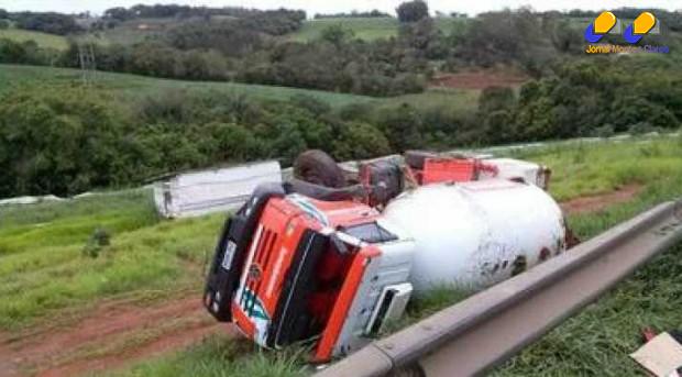 Caminhão tombou na BR-381, em Pouso Alegre