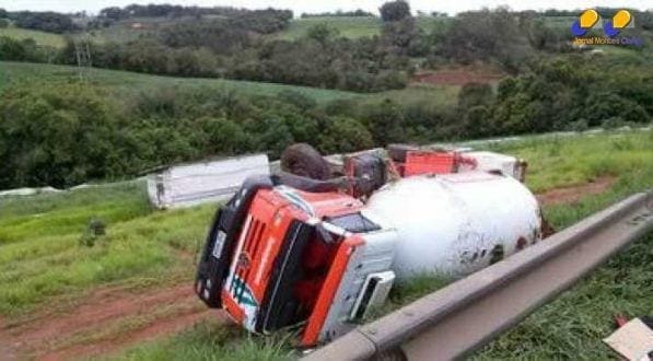 Caminhão tombou na BR-381, em Pouso Alegre