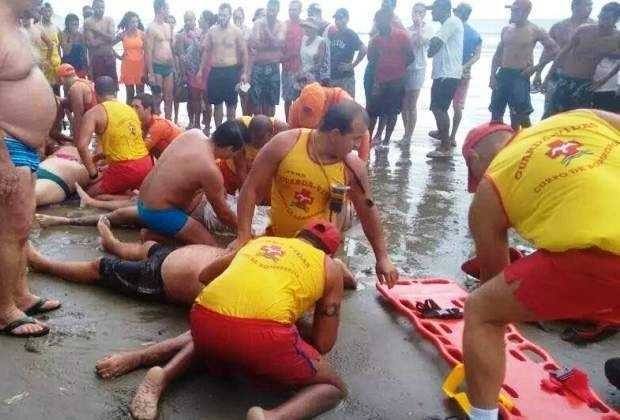 Brasil - Quatro pessoas morrem após serem atingidos por raio em praia de São Paulo